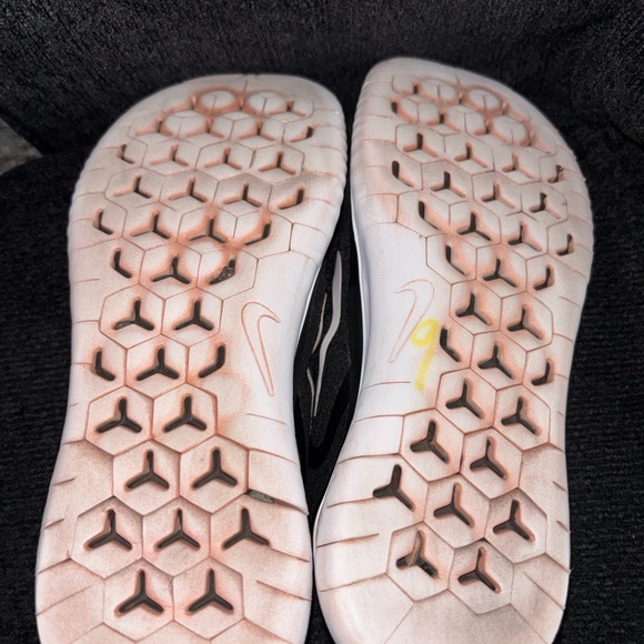 Preowned Nike Women’s Black Free Run Sneakers Size 9.5 - Picture 4 of 5